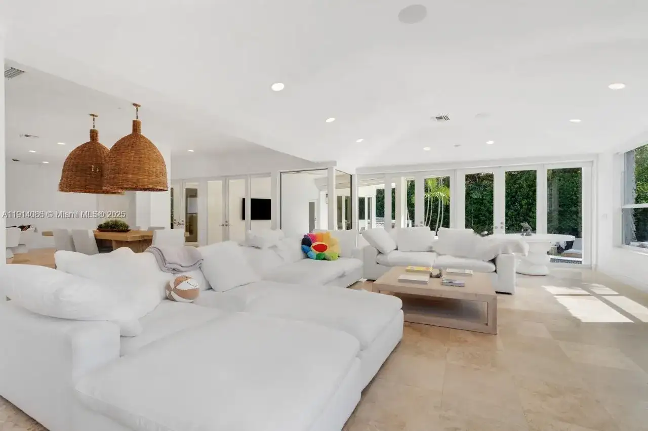 7155 E Lago Dr, Coral Gables FL 33143 photo 2