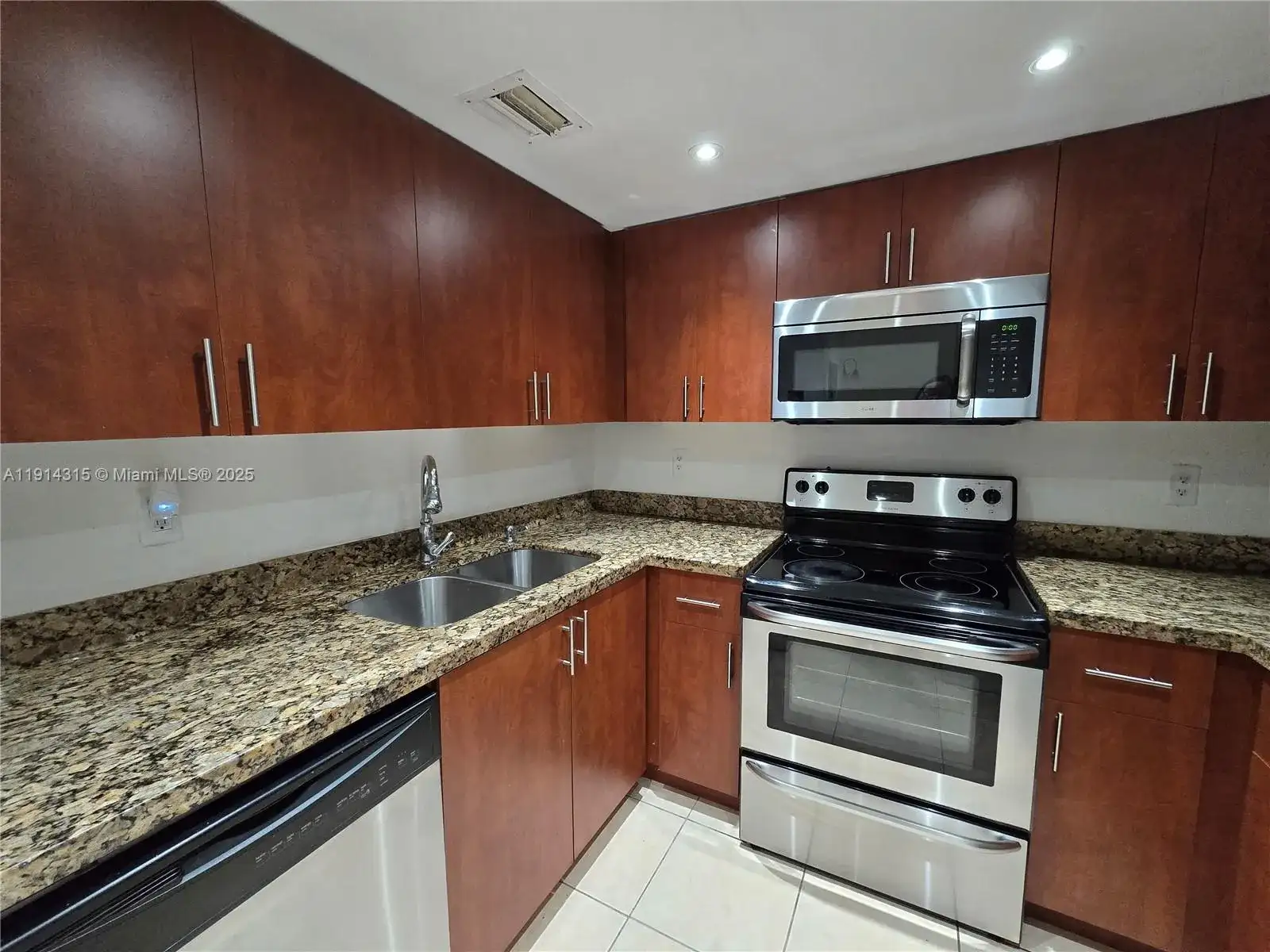 6940 Miami Gardens Dr # 319, Hialeah FL 33015 photo 3