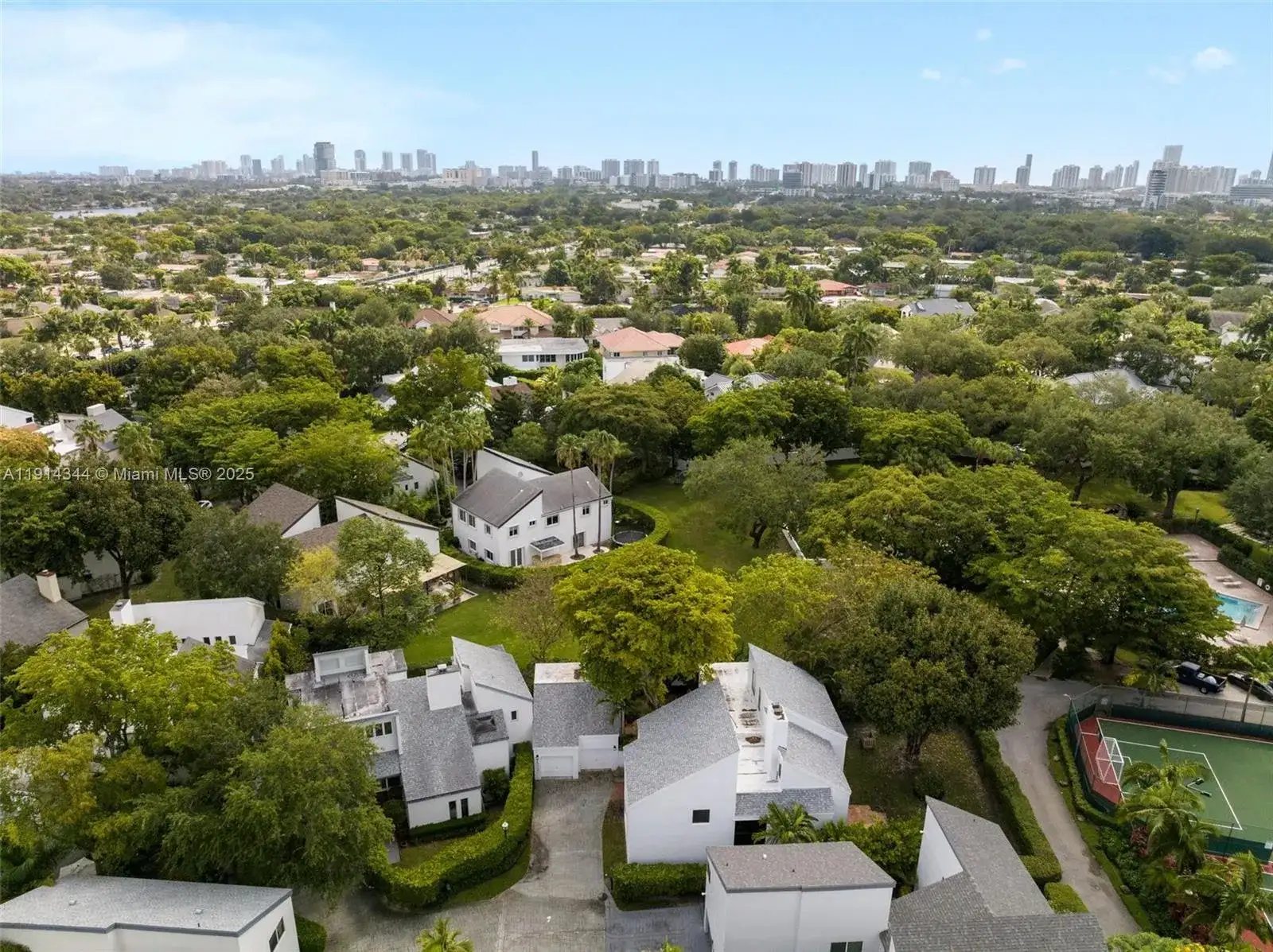 20215 W Oak Haven Cir, Miami FL 33179 photo 4