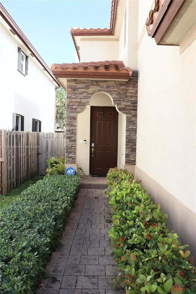 517 SE 34th Ter, Homestead FL 33033 photo 2