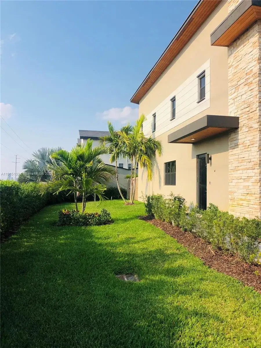 10597 NW 81st Ter, Doral FL 33178 photo 4