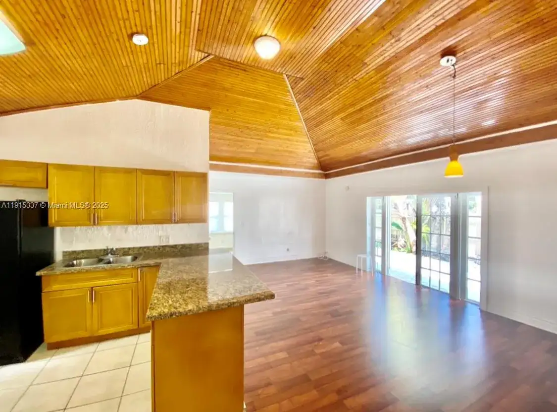 2402 NW 42nd St, Miami FL 33142 photo 2
