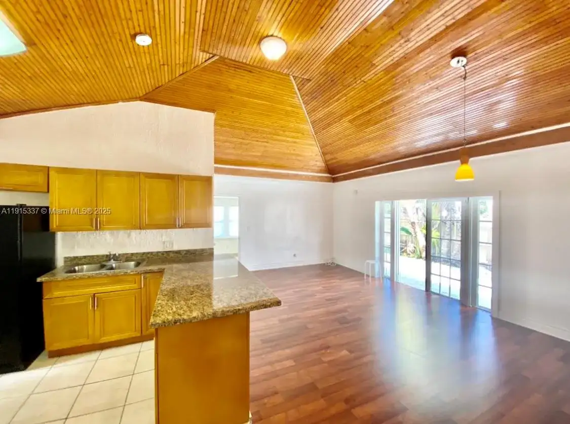 2402 NW 42nd St, Miami FL 33142 photo 4
