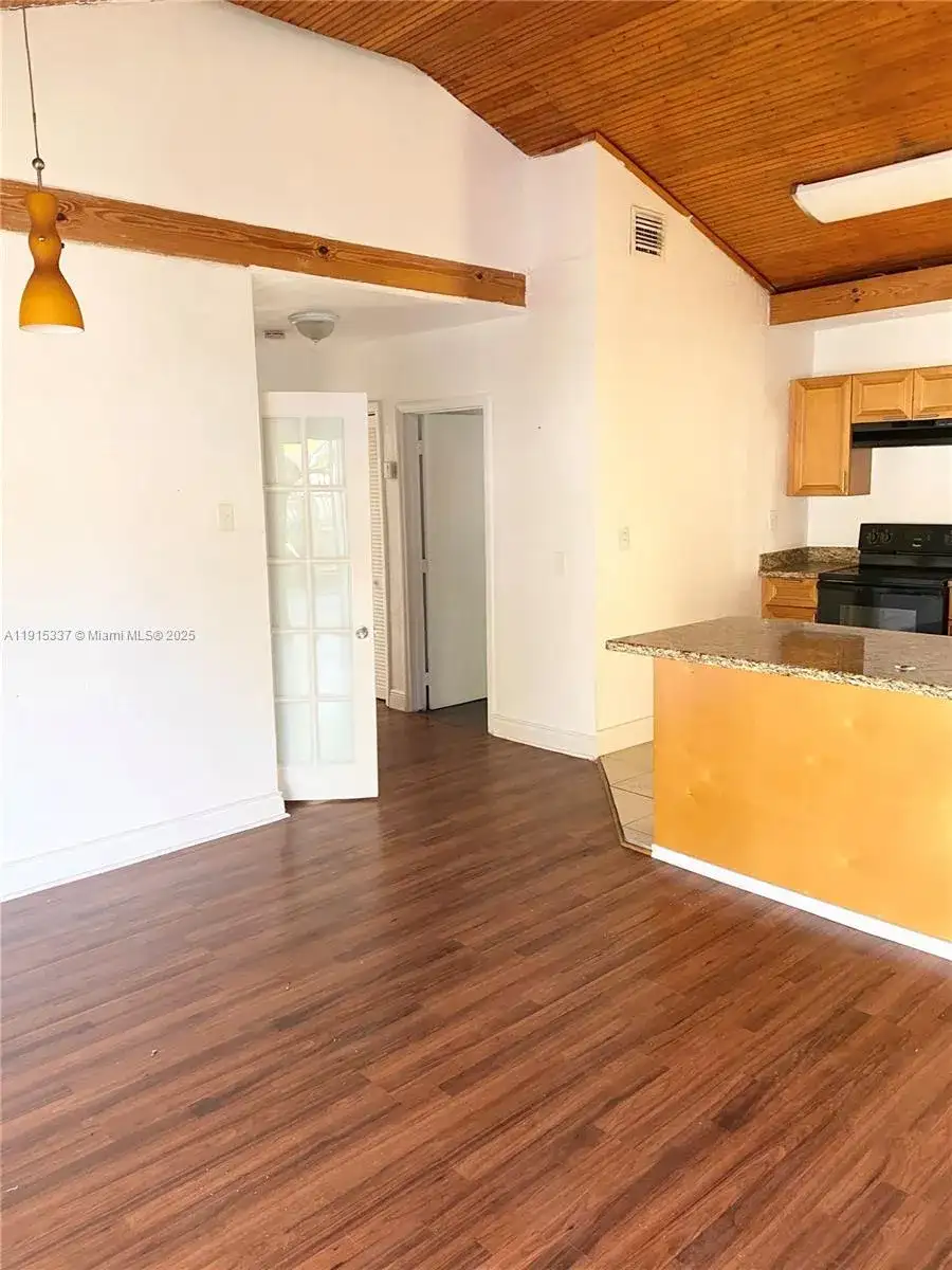 2402 NW 42nd St, Miami FL 33142 photo 5