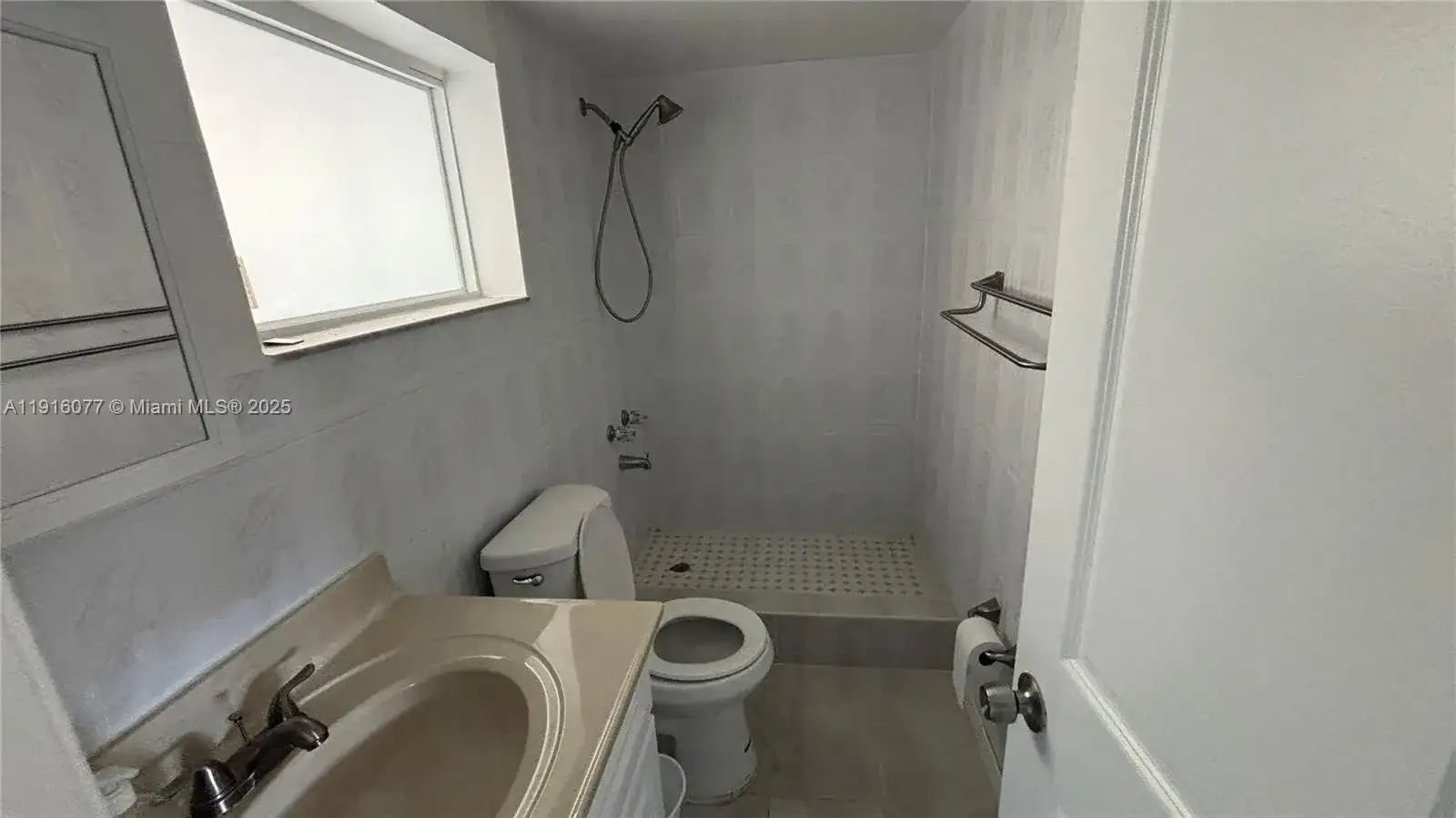 251 W 27th St, Hialeah FL 33010 photo 3
