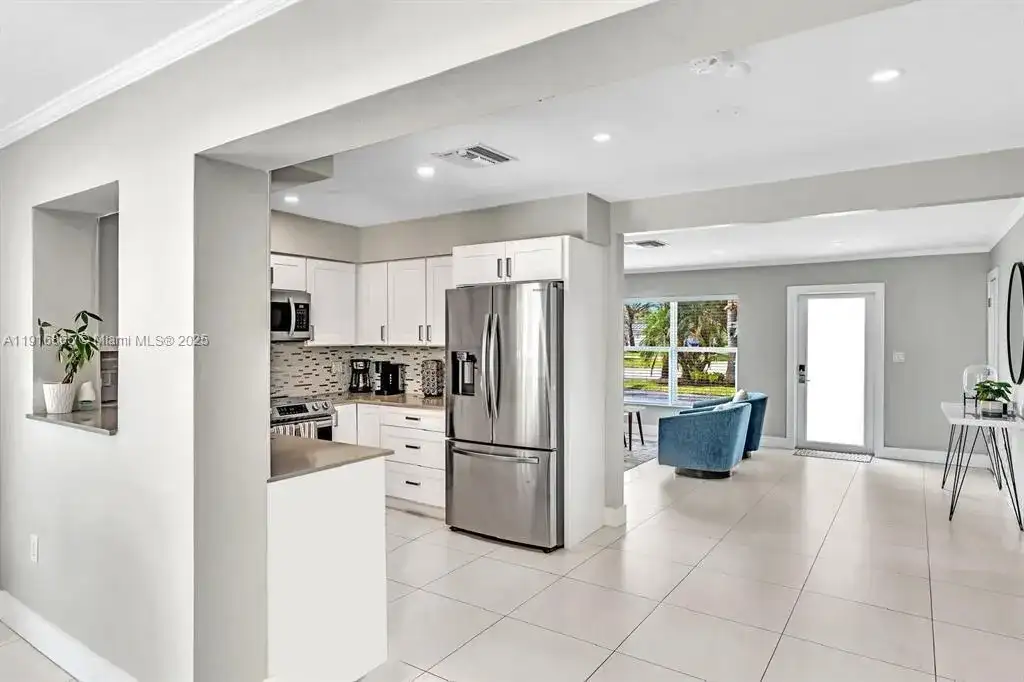 1577 NE 48th Ct, Oakland Park FL 33334 photo 3