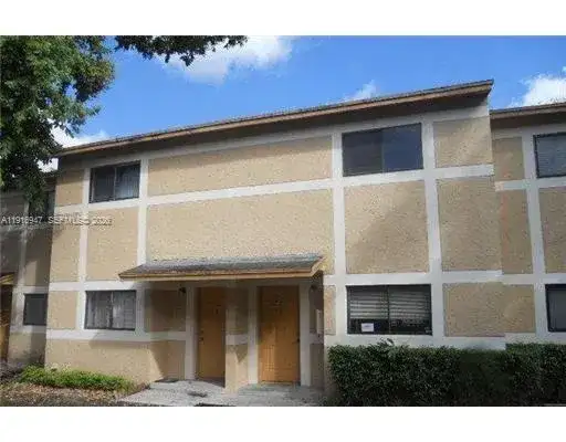 9457 N Palm Cir N, Pembroke Pines FL 33025 photo 2