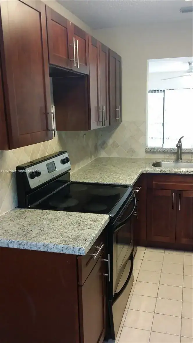 9457 N Palm Cir N, Pembroke Pines FL 33025 photo 3