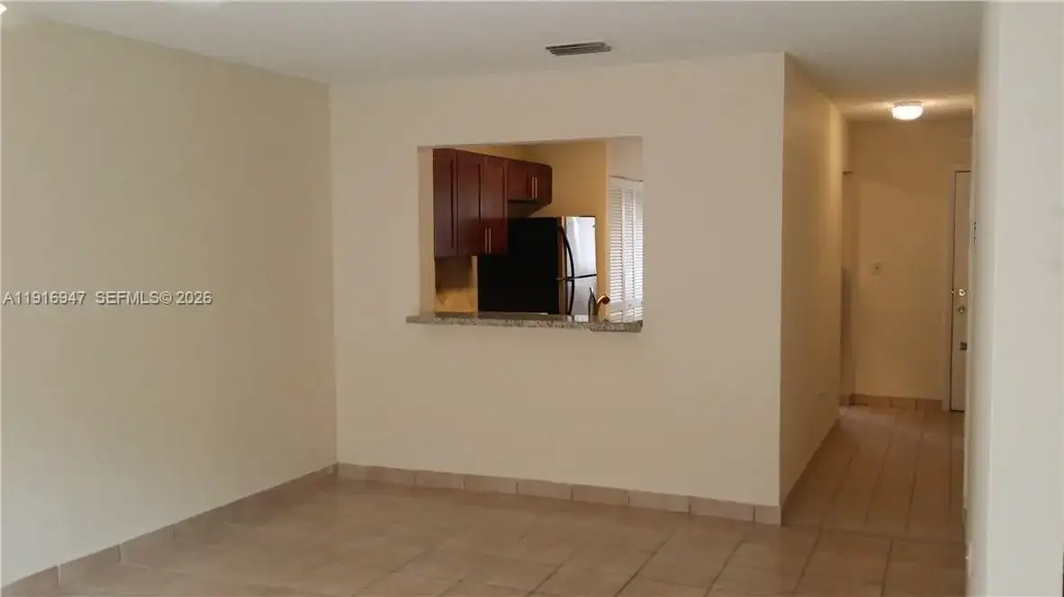9457 N Palm Cir N, Pembroke Pines FL 33025 photo 4