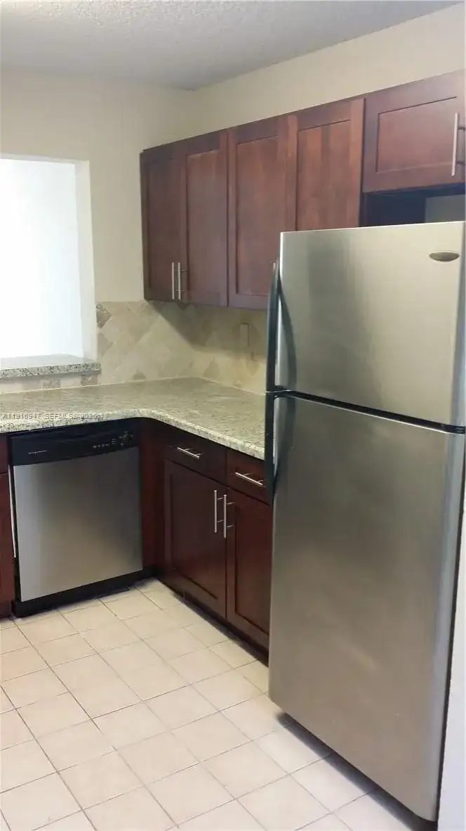 9457 N Palm Cir N, Pembroke Pines FL 33025 photo 5
