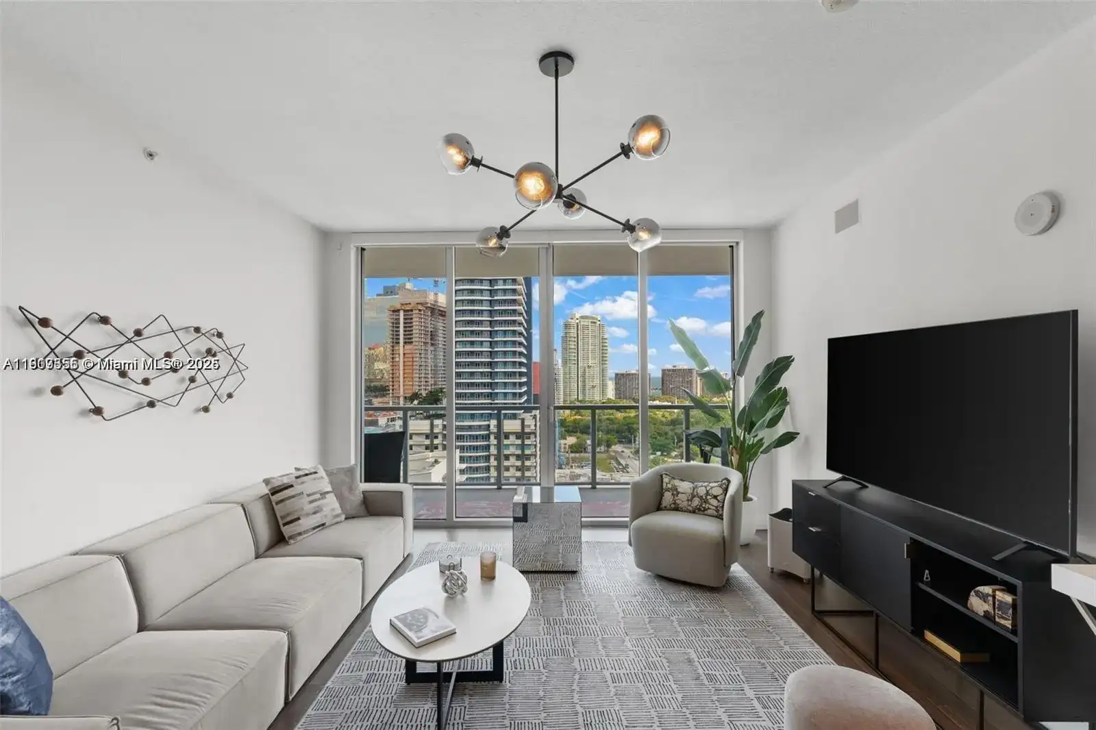 79 SW 12th St, Miami FL 33130 photo 2
