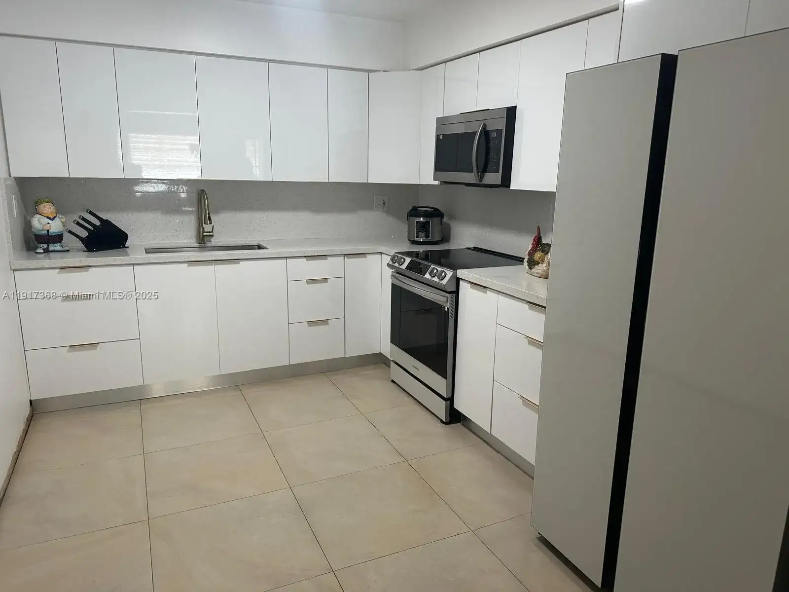 1720 SW 87th Ave, Miami FL 33165 photo 2