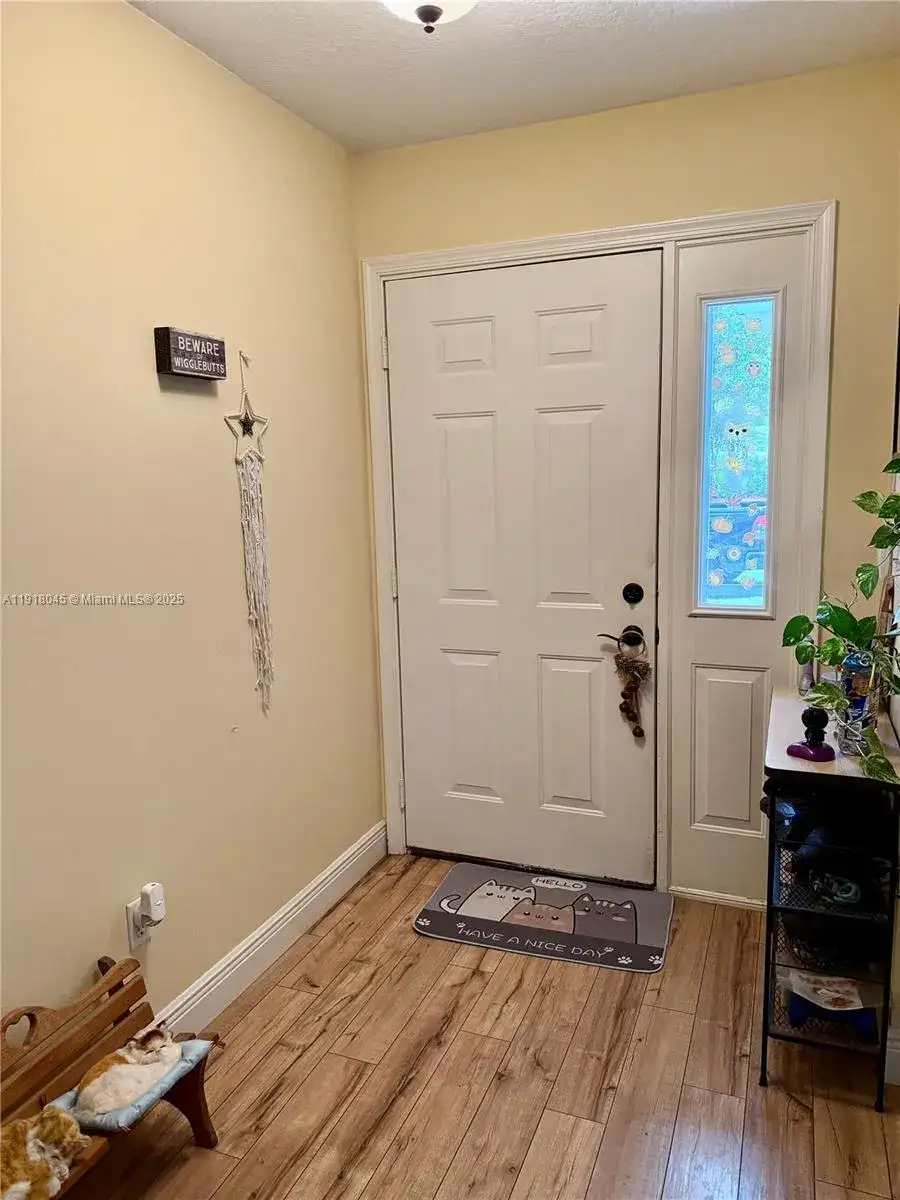 737 SE 22nd Dr, Homestead FL 33033 photo 3