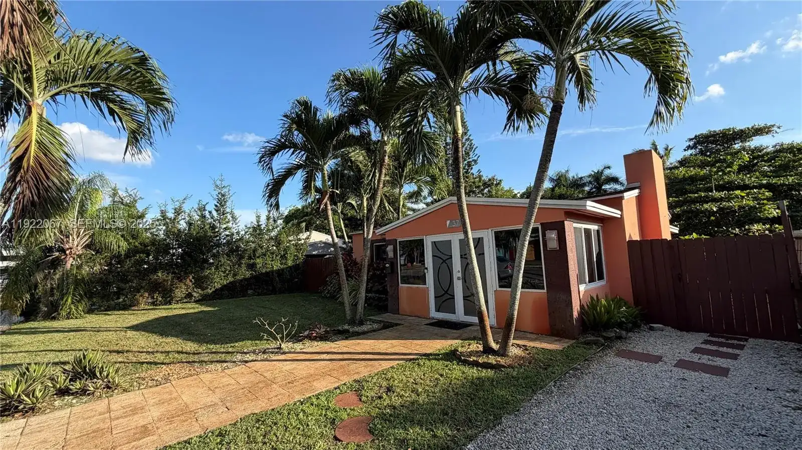 37 SW 11th St, Dania Beach FL 33004 photo 2