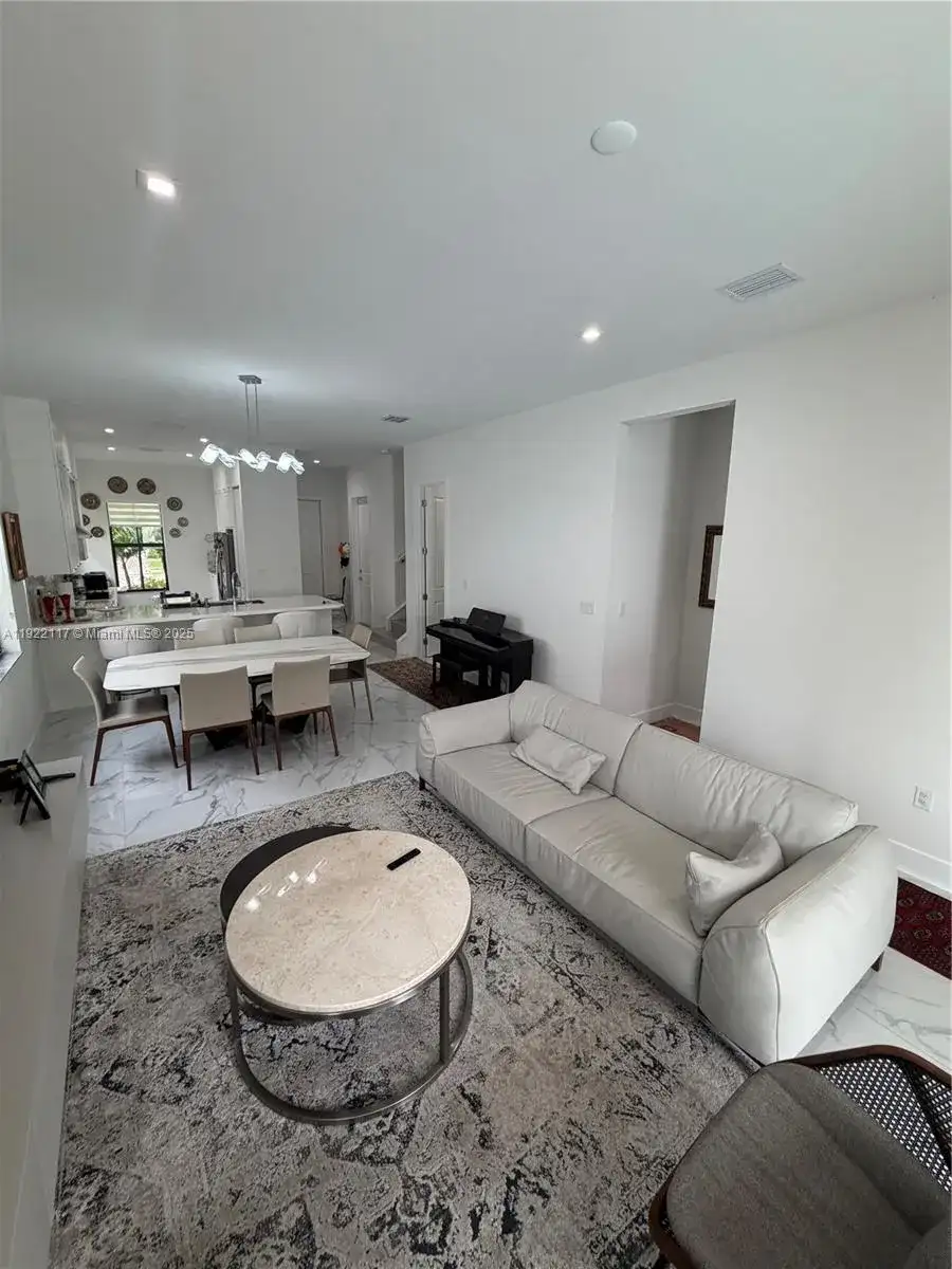 8119 NW 47th Ter, Doral FL 33166 photo 3
