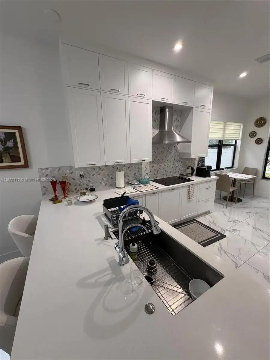 8119 NW 47th Ter, Doral FL 33166 photo 4