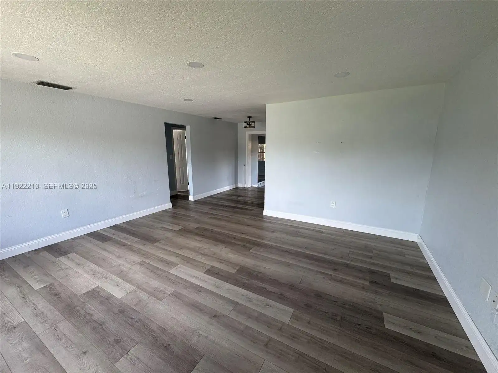 6868 NW 28th St, Sunrise FL 33313 photo 2