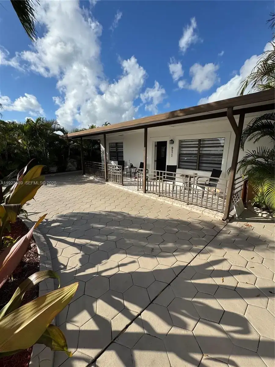 971 E 13th St, Hialeah FL 33010 photo 2