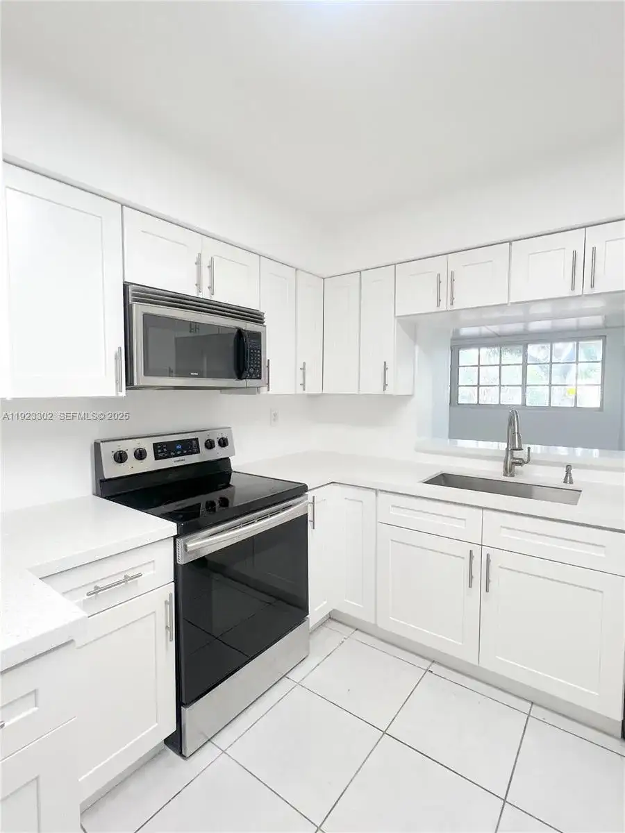 1131 NW 85th Way, Pembroke Pines FL 33024 photo 3