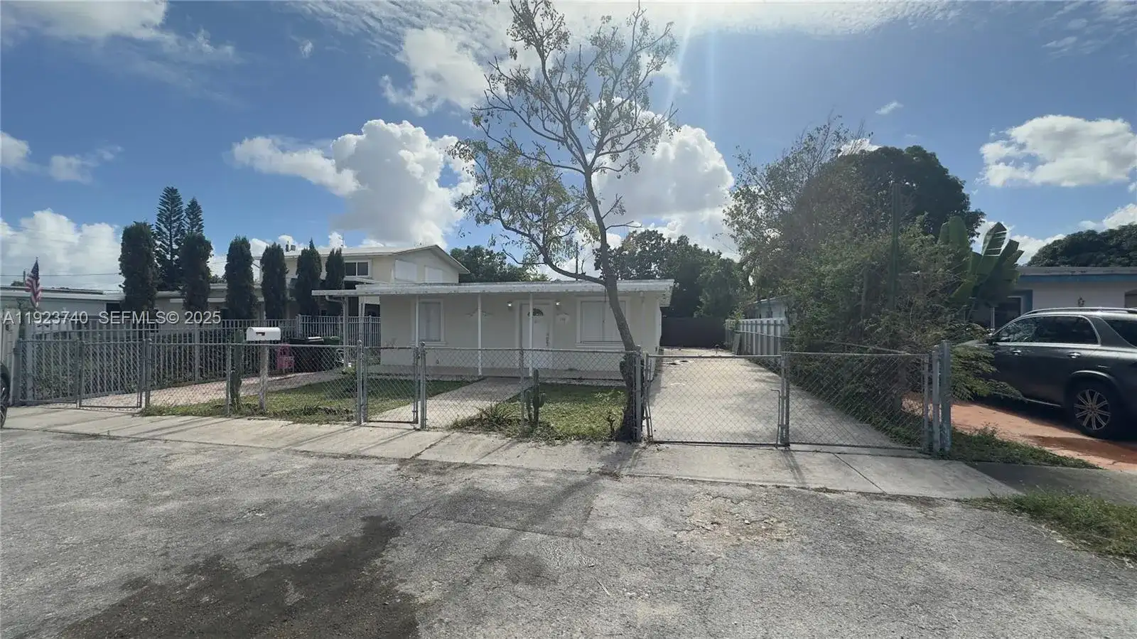 580 E 47th St, Hialeah FL 33013 photo 2