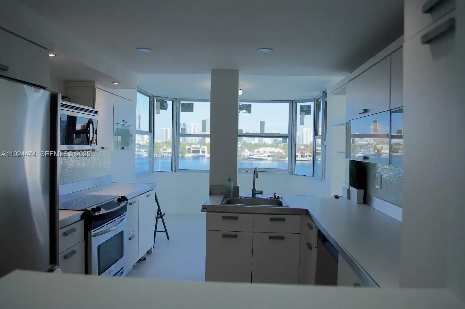 16570 NE 26th Ave, North Miami Beach FL 33160 photo 2