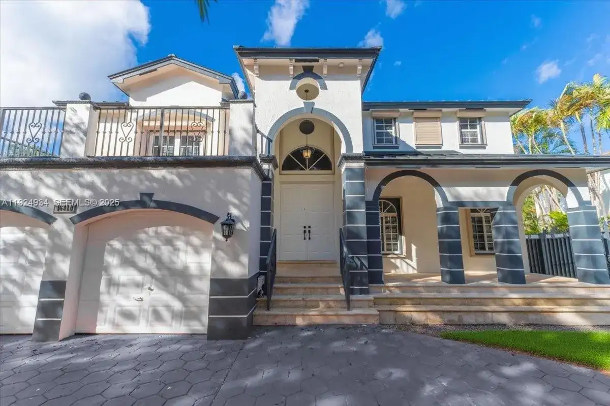 16310 NW 84th Ct, Miami Lakes FL 33016 photo 2
