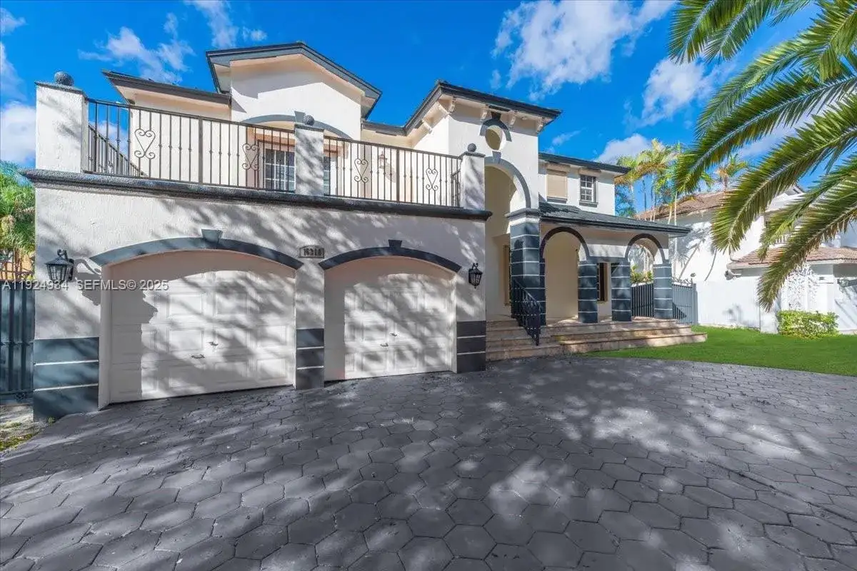 16310 NW 84th Ct, Miami Lakes FL 33016 photo 3