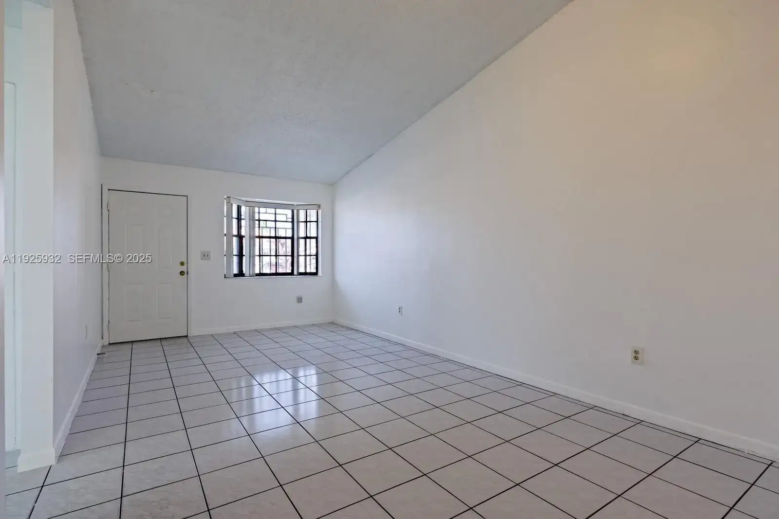 9098 NW 114th St, Hialeah Gardens FL 33018 photo 4