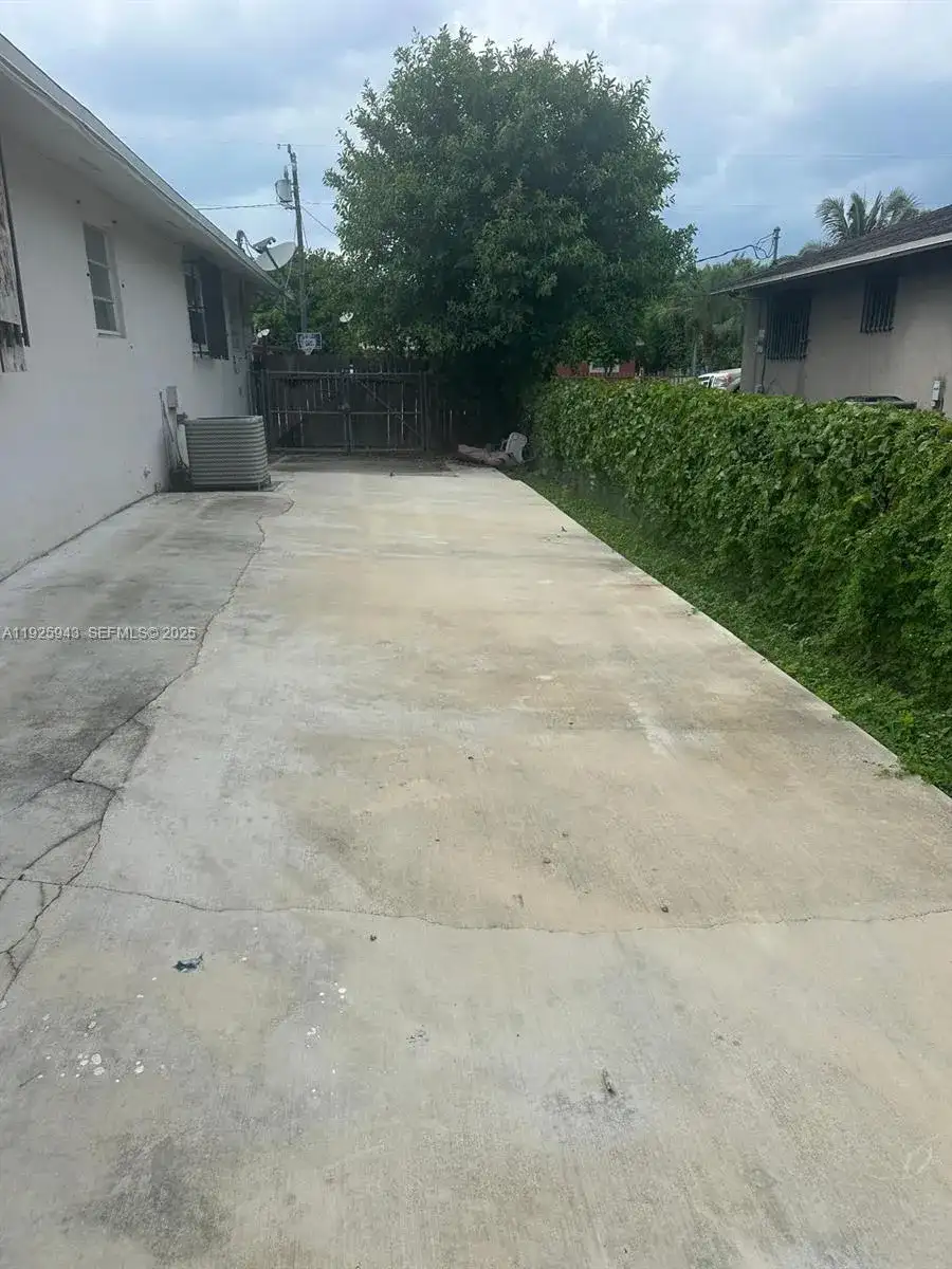 645 NW 2nd St, Florida City FL 33034 photo 2