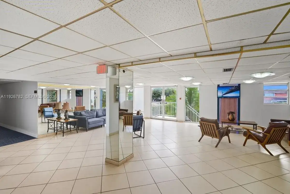 5050 NW 7th St # 806, Miami FL 33126 photo 3