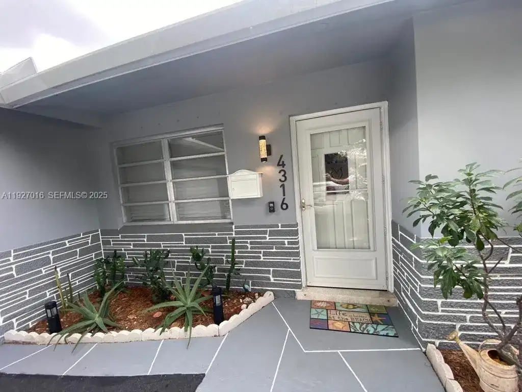 4316 Jackson St, Hollywood FL 33021 photo 2