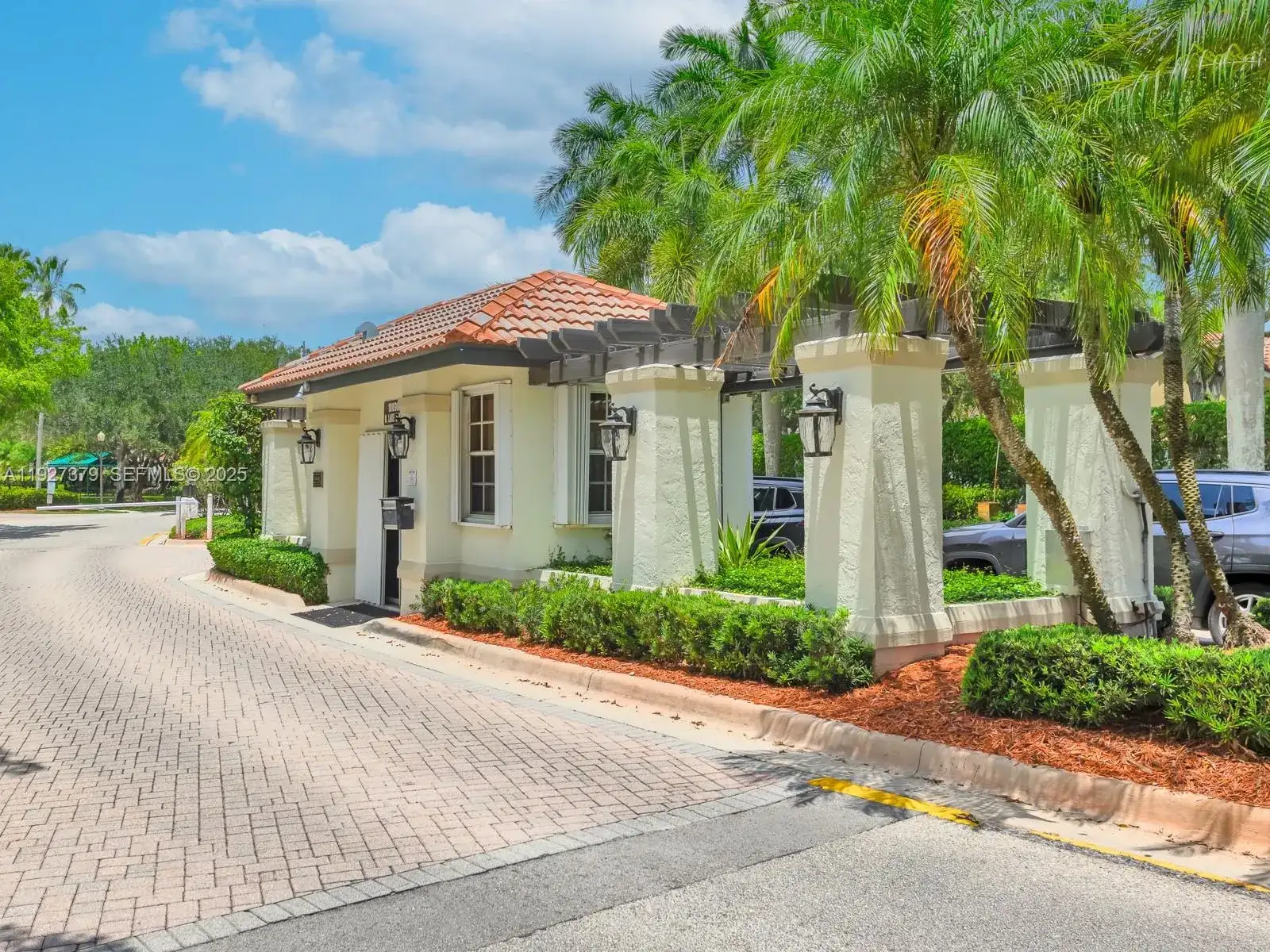 933 Falling Water Rd, Weston FL 33326 photo 2