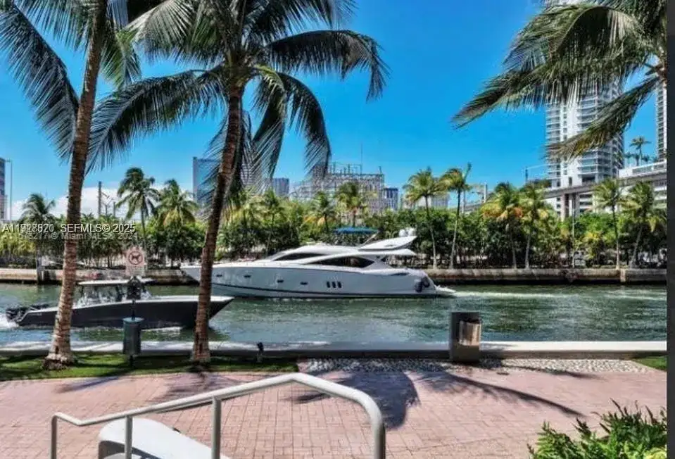 185 SW 7th St # 1406, Miami FL 33130 photo 4