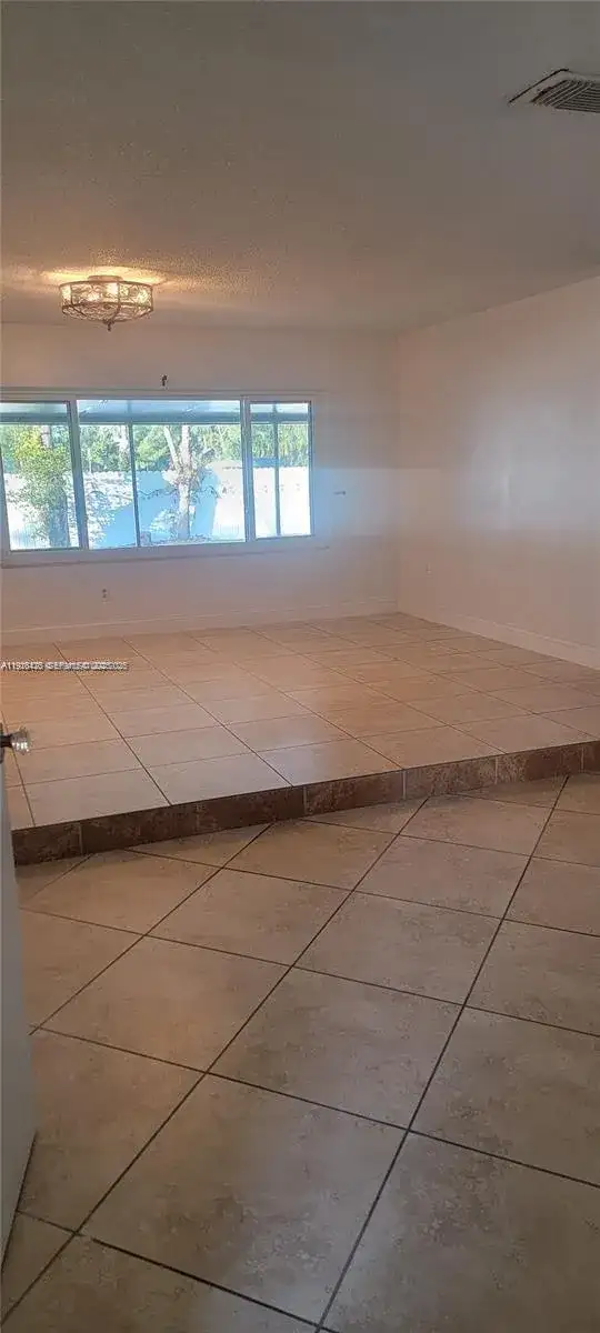 5861 NW 201st Ln, Hialeah FL 33015 photo 4