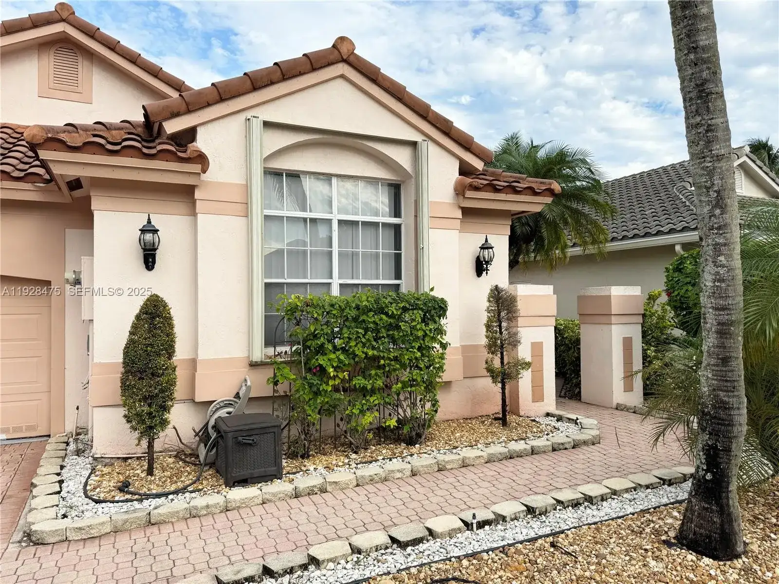 1525 W Lacosta Dr W, Pembroke Pines FL 33027 photo 4