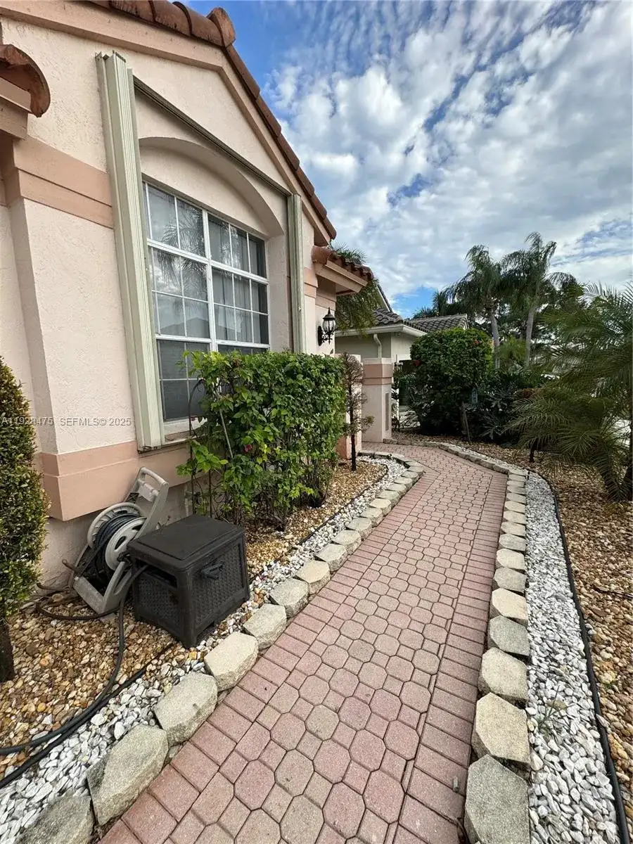 1525 W Lacosta Dr W, Pembroke Pines FL 33027 photo 5