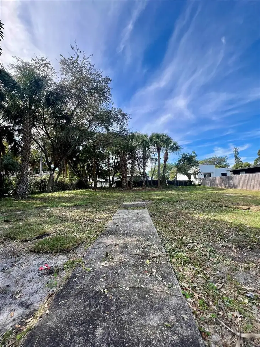 633 NW 14th Ter, Fort Lauderdale FL 33311 photo 3