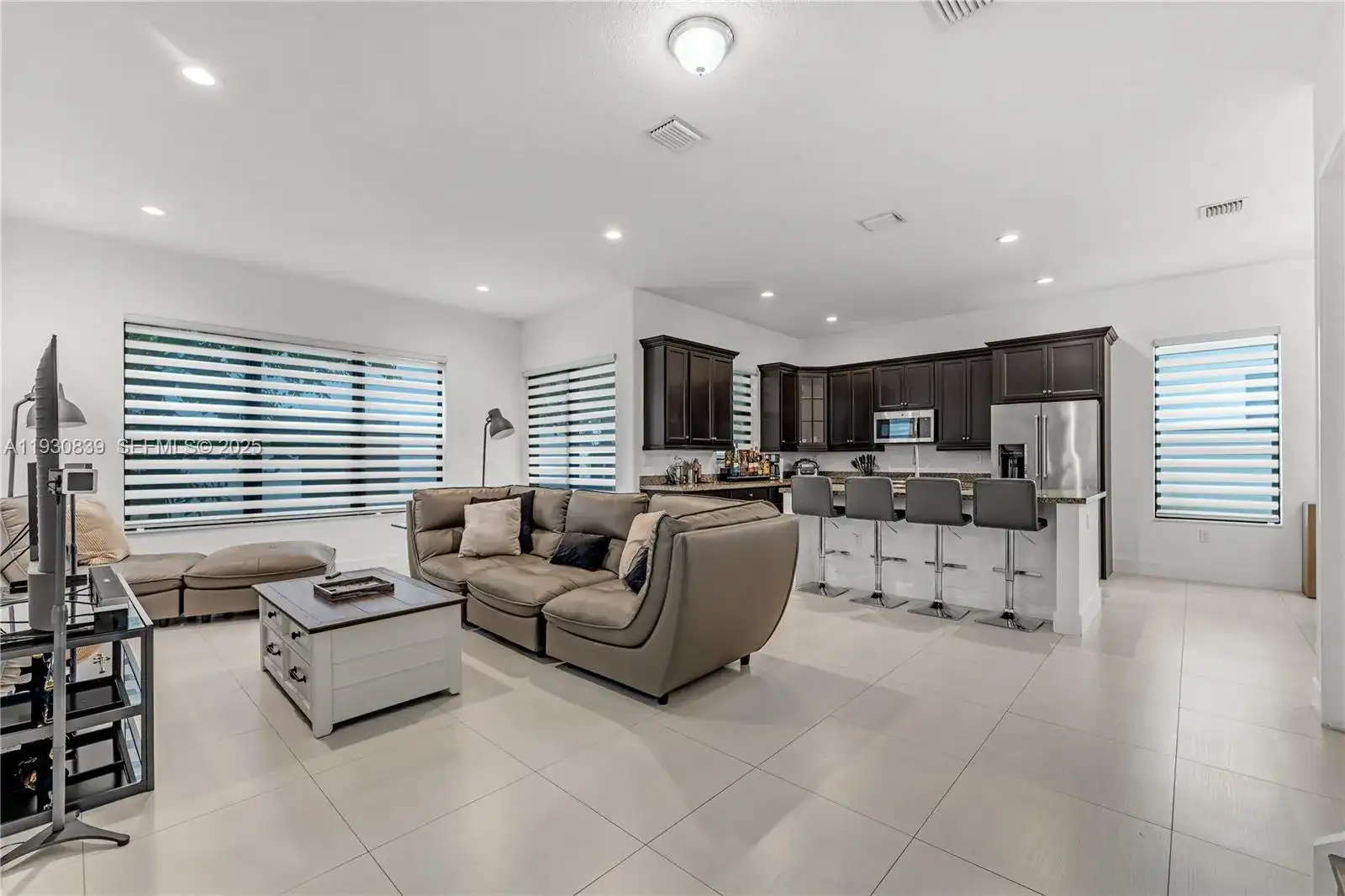 9881 W 34th Ave, Hialeah FL 33018 photo 3