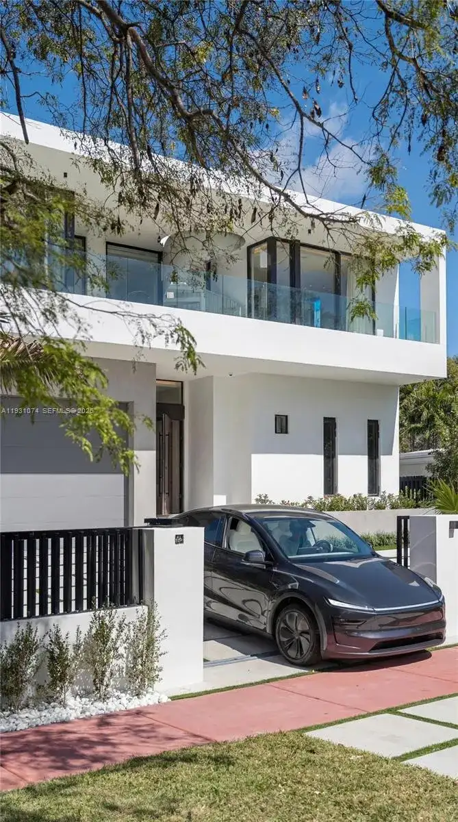 1045 W 47th Ct, Miami Beach FL 33140 photo 3