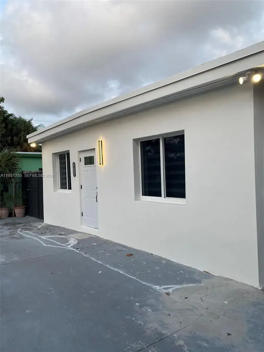 10529 NW 37th Ave, Miami FL 33147 photo 5