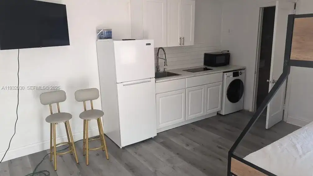 2822 Pine Tree Dr # 1B, Miami Beach FL 33140 photo 2