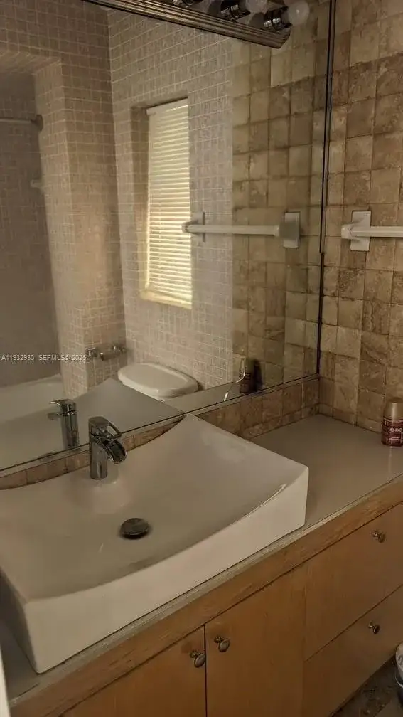 2822 Pine Tree Dr # 1B, Miami Beach FL 33140 photo 4