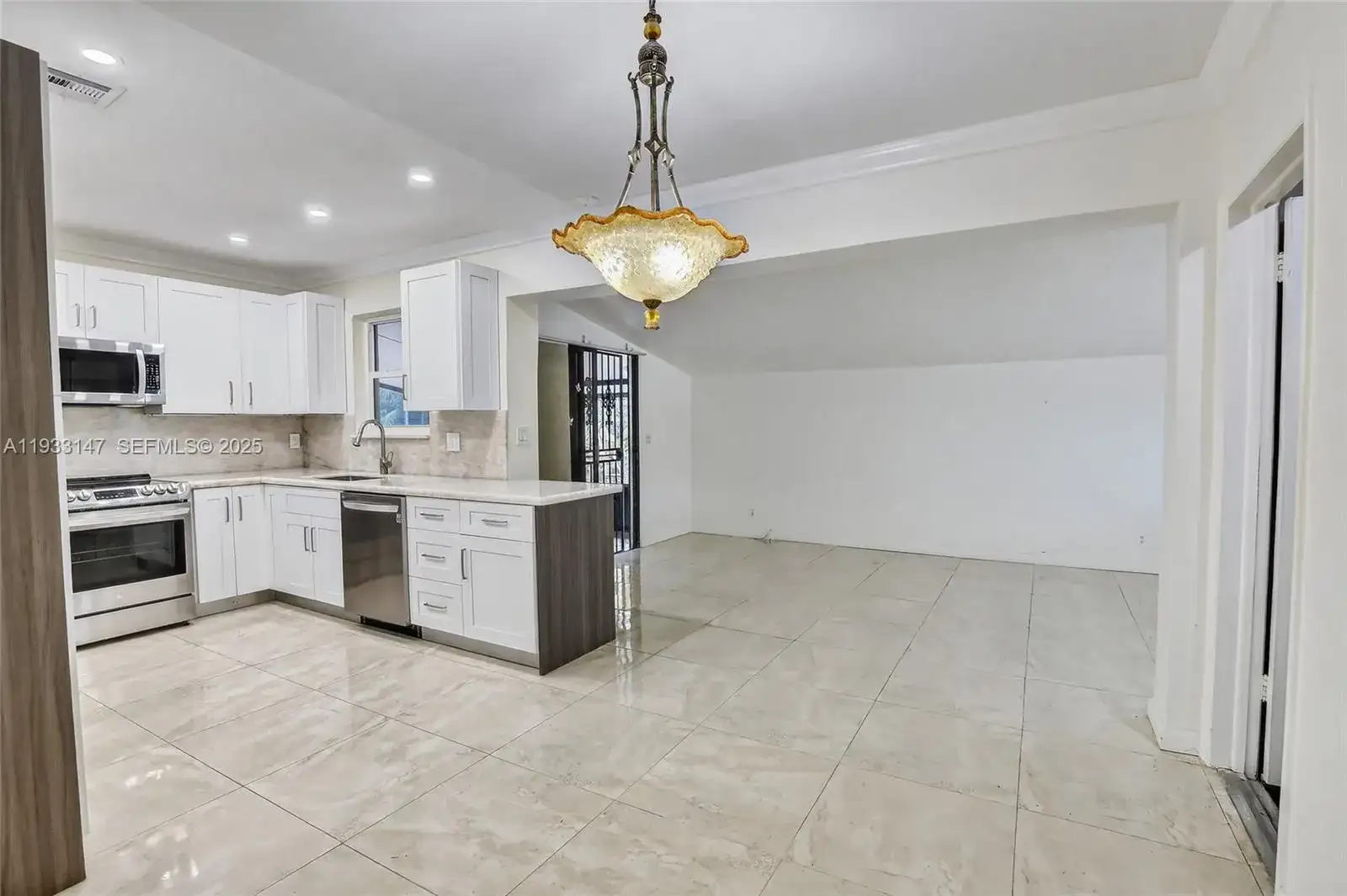 2500 NE 209th Ter, Miami FL 33180 photo 4