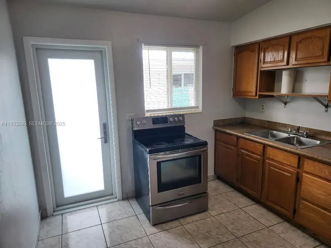 1261 NW 24th St # 2, Miami FL 33142 photo 2
