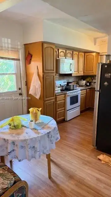 1100 NE 110th St, Miami FL 33161 photo 3