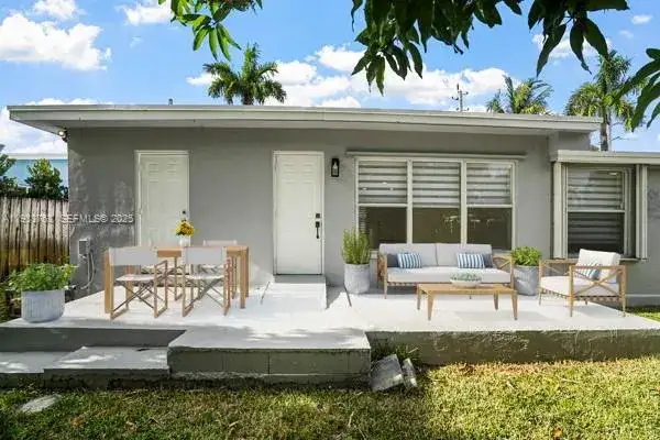770 NW 38th St, Oakland Park FL 33309 photo 2