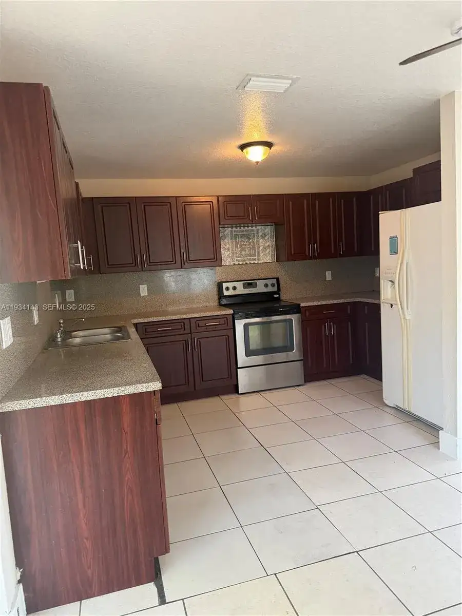 1330 NW 7th Ct, Florida City FL 33034 photo 5