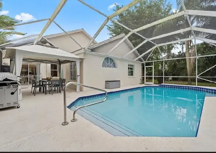 2002 Lake Breeze Ct, Wellington FL 33414 photo 2