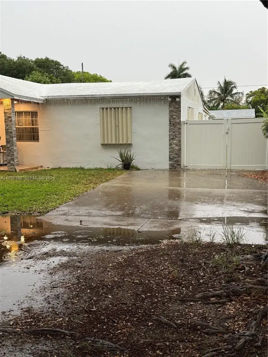 1031 NE 142nd St, North Miami FL 33161 photo 3