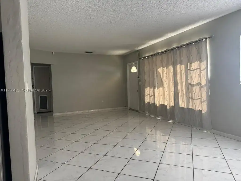 451 W 30th Pl, Hialeah FL 33012 photo 4